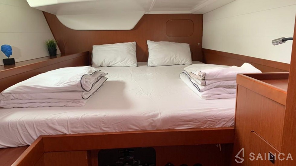 Oceanis 48 - Yacht Charter Sailica