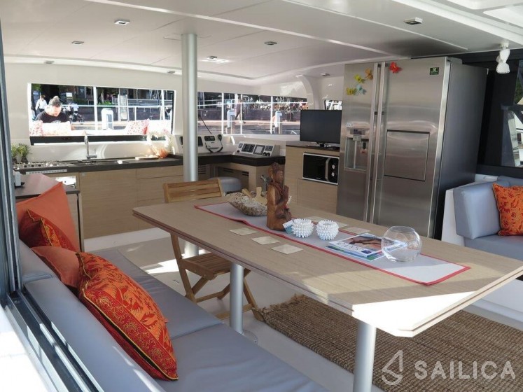 Bali 4.3 - 4 + 2 cab. - Yacht Charter Sailica