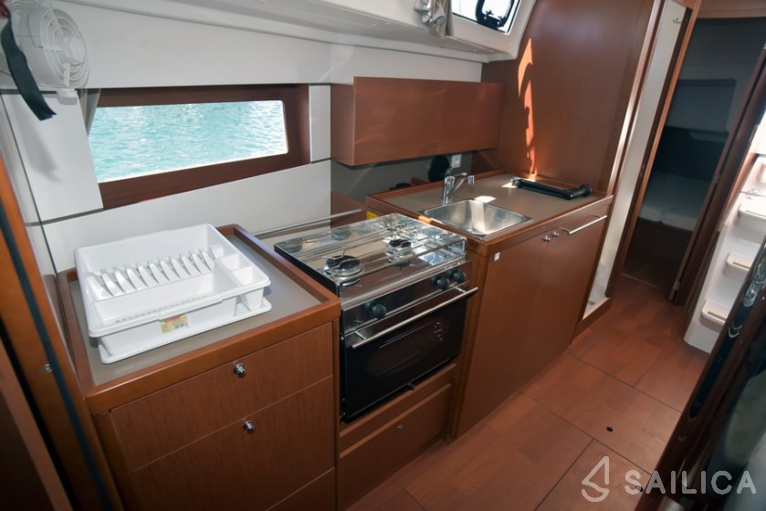Oceanis 38.1 - Yacht Charter Sailica