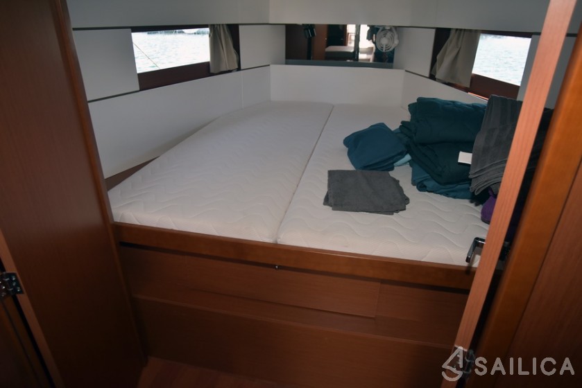 Oceanis 38.1 - Yacht Charter Sailica