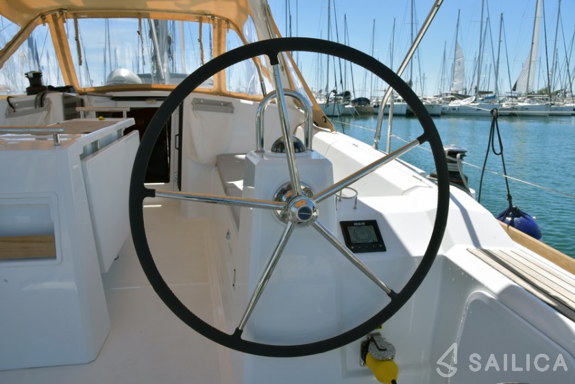 Oceanis 38.1 - Yacht Charter Sailica