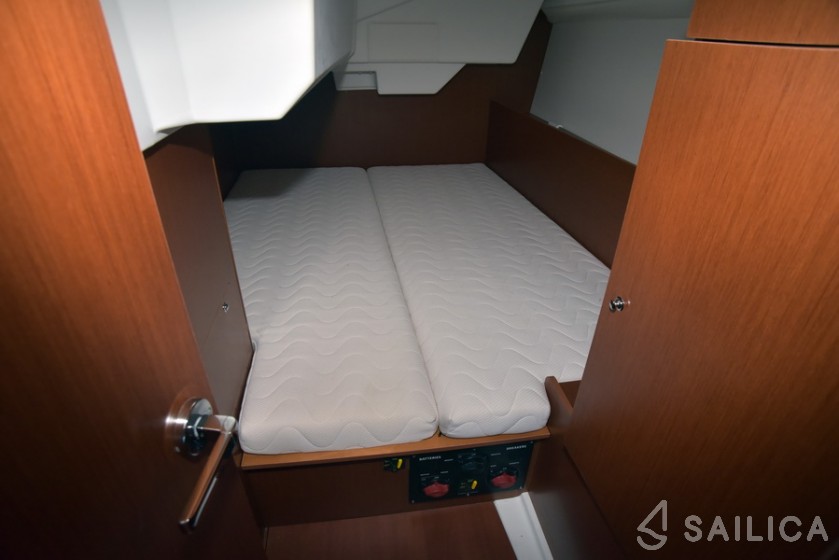 Oceanis 38.1 - Yacht Charter Sailica