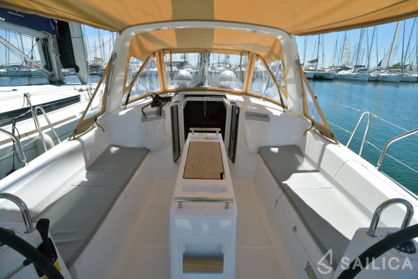 Oceanis 38.1 - Yacht Charter Sailica