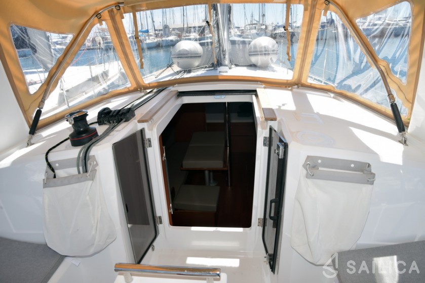 Oceanis 38.1 - Yacht Charter Sailica