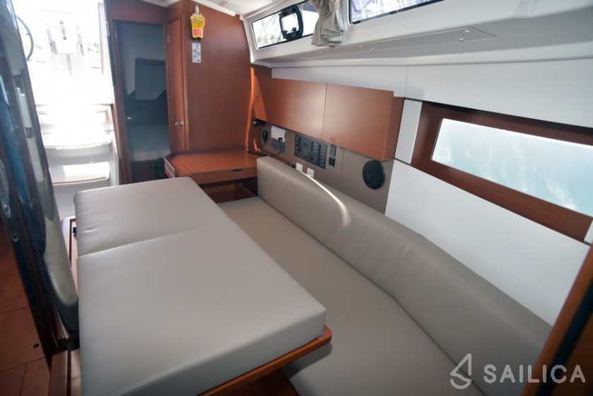 Oceanis 38.1 - Yacht Charter Sailica