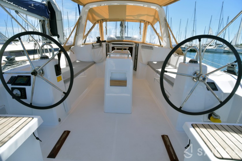 Oceanis 38.1 - Yacht Charter Sailica