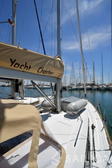 Oceanis 38.1 - Yacht Charter Sailica
