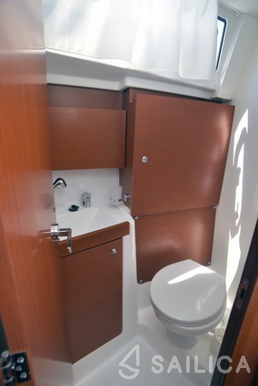 Oceanis 38.1 - Yacht Charter Sailica
