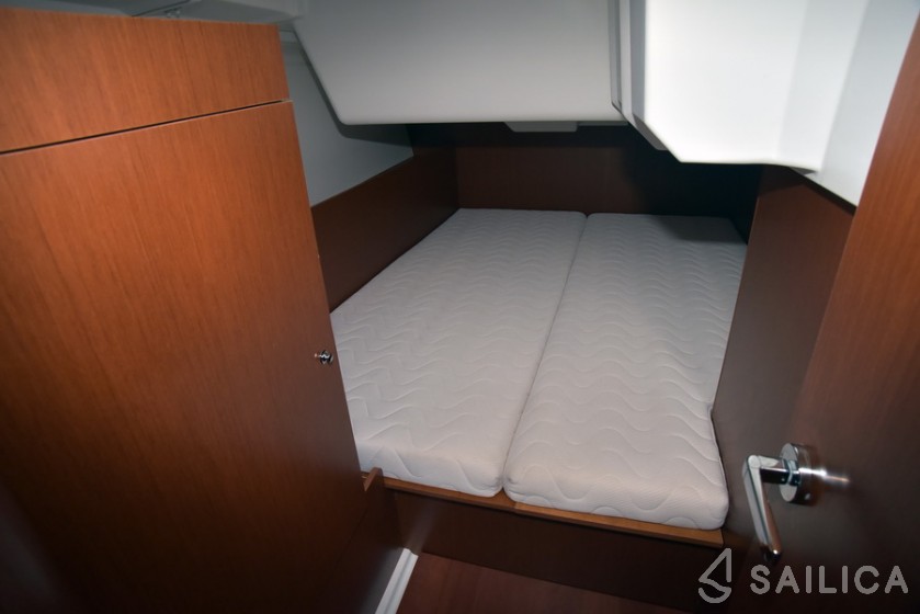 Oceanis 38.1 - Yacht Charter Sailica