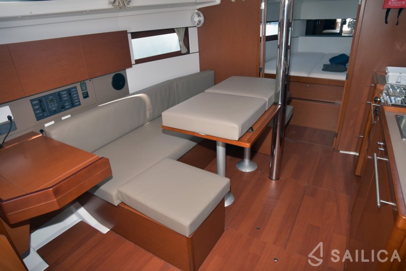 Oceanis 38.1 - Yacht Charter Sailica
