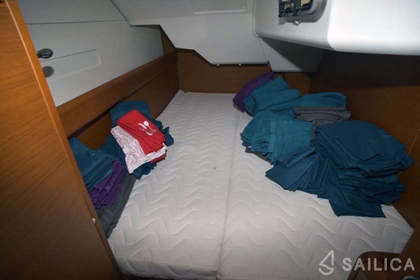 Sun Odyssey 389 - Yacht Charter Sailica