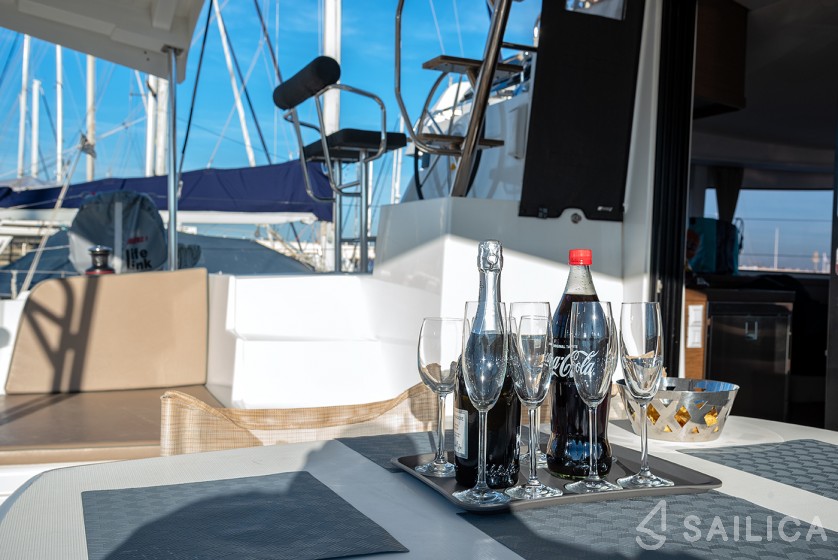 Isla 40 - Yacht Charter Sailica