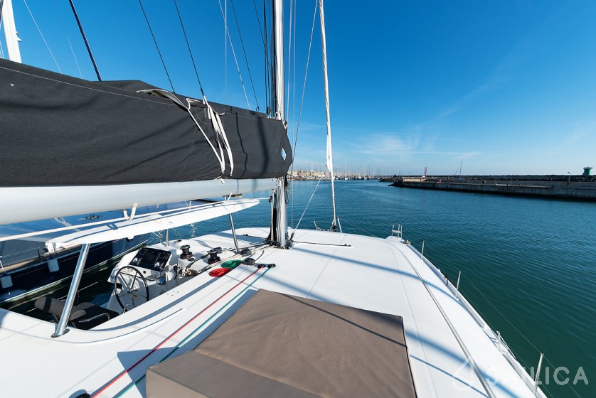 Isla 40 - Yacht Charter Sailica