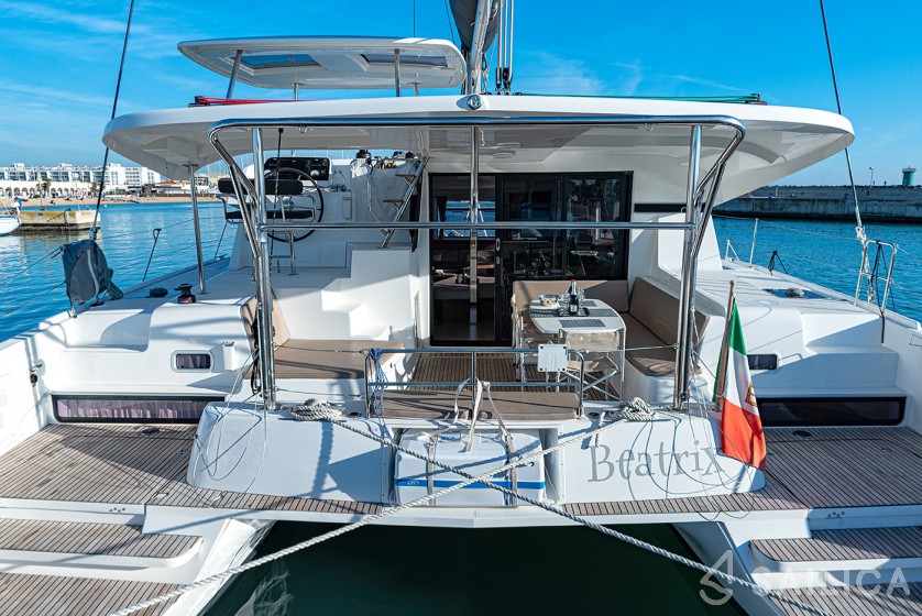 Isla 40 - Yacht Charter Sailica