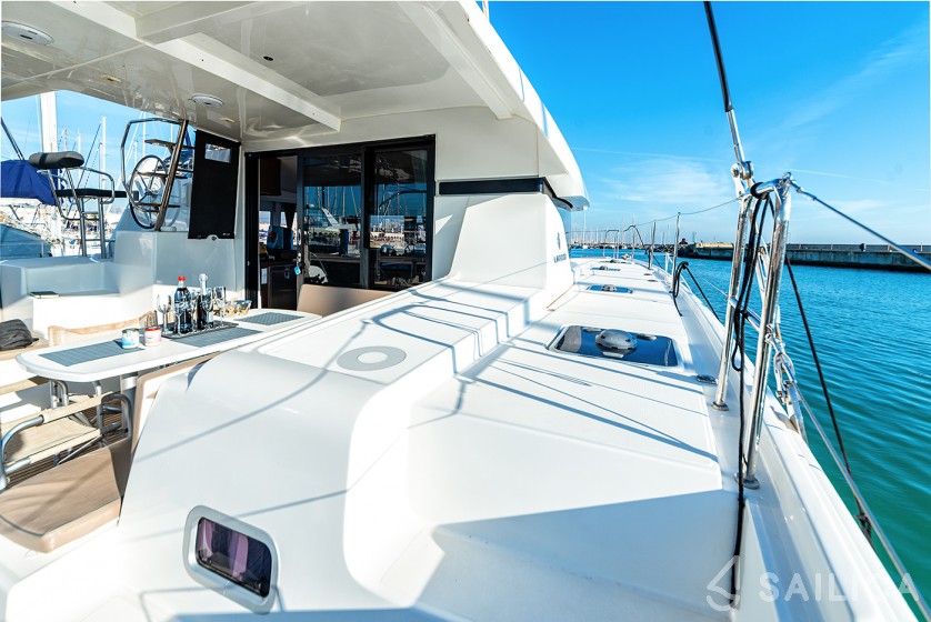 Isla 40 - Yacht Charter Sailica