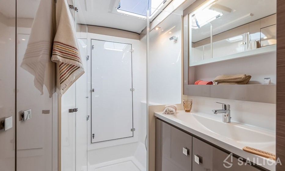 Isla 40 - Yacht Charter Sailica