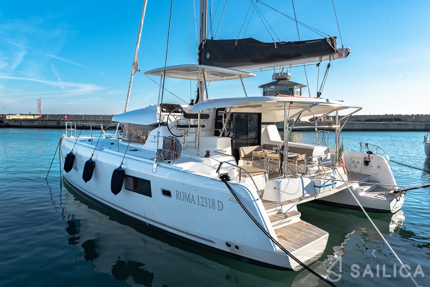 Isla 40 - Yacht Charter Sailica