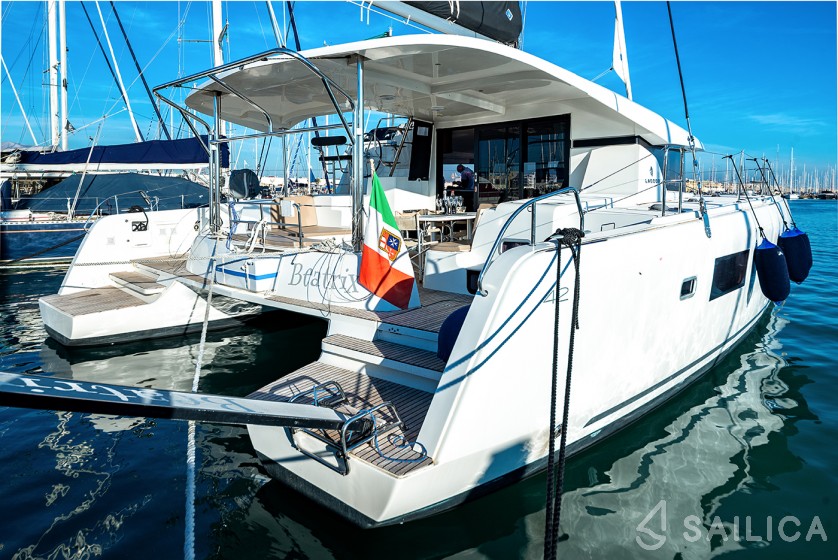 Isla 40 - Yacht Charter Sailica