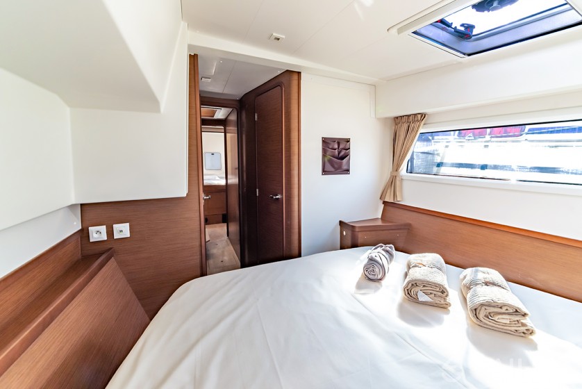 Isla 40 - Yacht Charter Sailica
