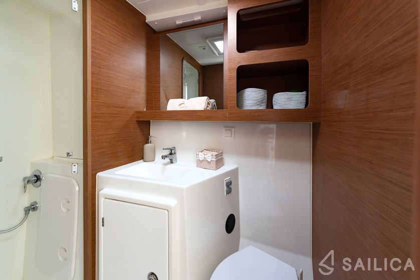 Isla 40 - Yacht Charter Sailica