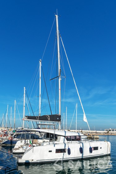 Isla 40 - Yacht Charter Sailica