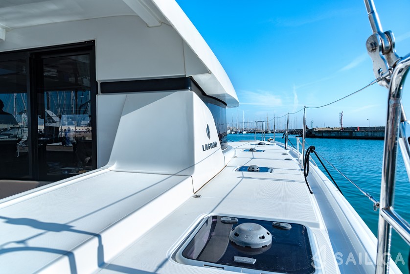 Isla 40 - Yacht Charter Sailica