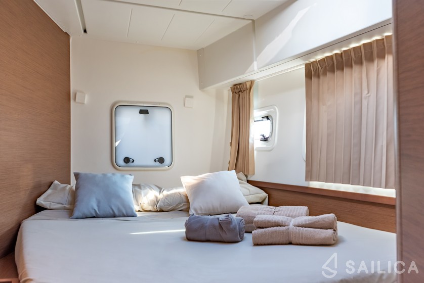 Isla 40 - Yacht Charter Sailica
