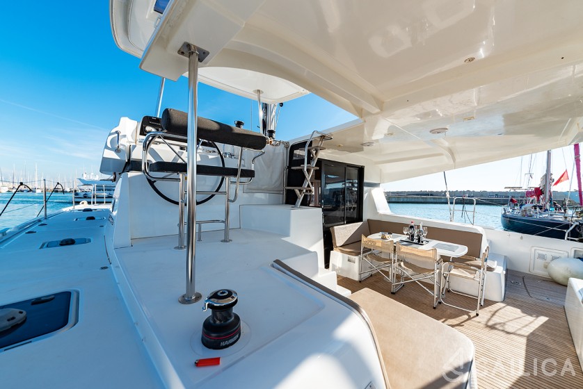 Isla 40 - Yacht Charter Sailica