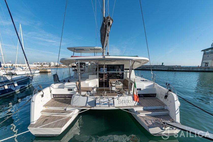 Isla 40 - Yacht Charter Sailica