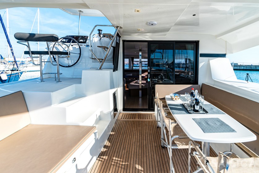Isla 40 - Yacht Charter Sailica