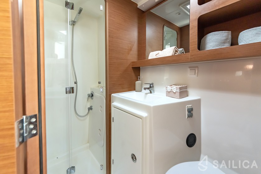 Isla 40 - Yacht Charter Sailica