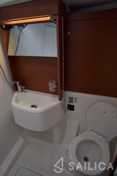 Oceanis 51.1 - Yacht Charter Sailica