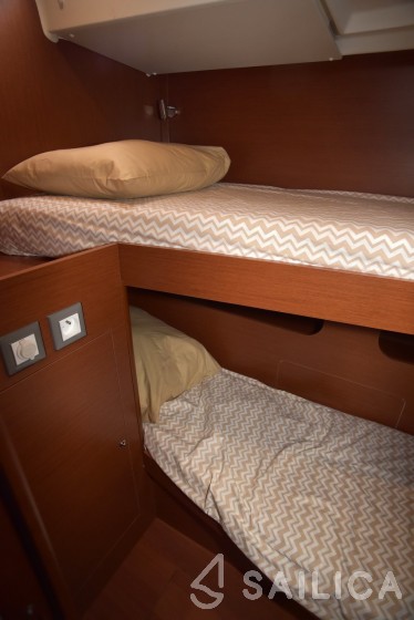 Oceanis 51.1 - Yacht Charter Sailica