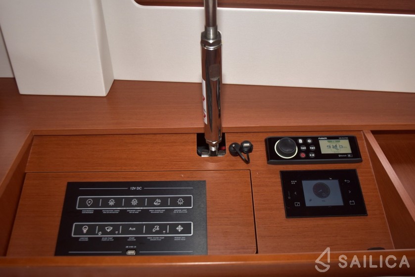 Oceanis 51.1 - Yacht Charter Sailica
