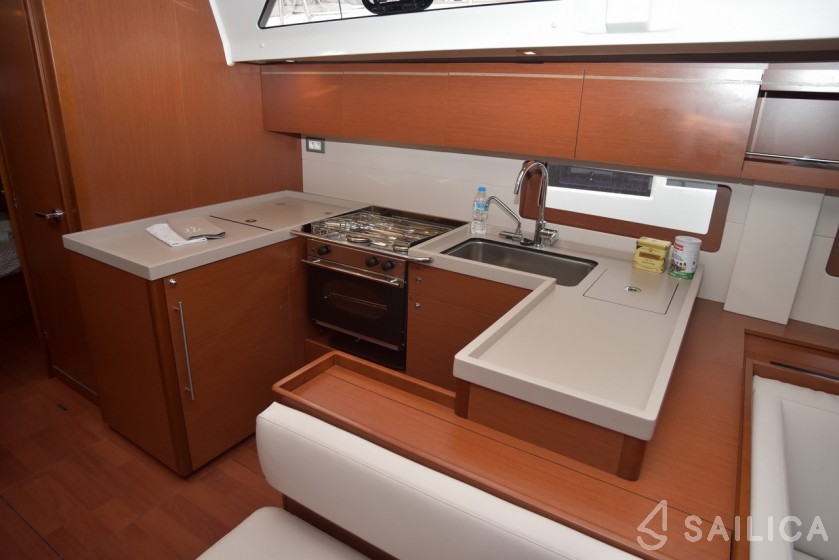 Oceanis 51.1 - Yacht Charter Sailica