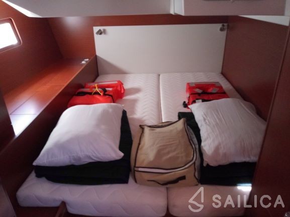Oceanis 51.1 - Yacht Charter Sailica