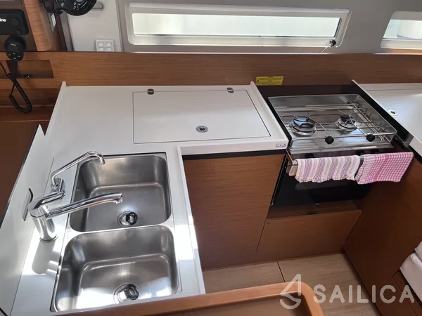 Sun Odyssey 410 - Yacht Charter Sailica