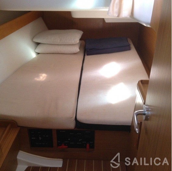 Sun Odyssey 42i - Yacht Charter Sailica