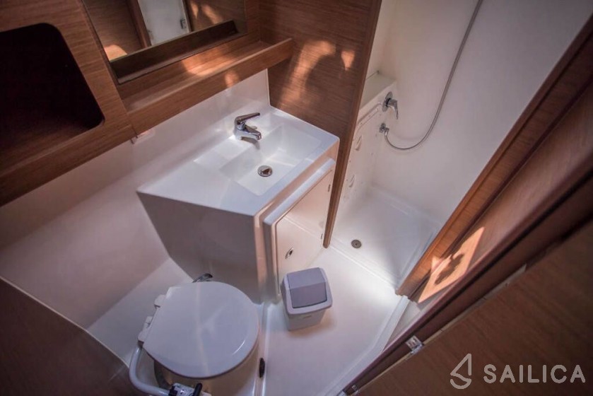 Lagoon 42 - Yacht Charter Sailica