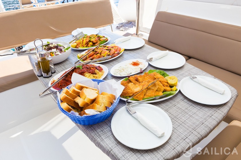 Lagoon 450  Flybridge - Yacht Charter Sailica