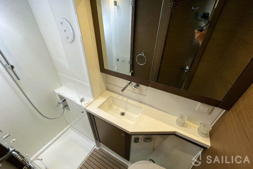 Lagoon 450  Flybridge - Yacht Charter Sailica