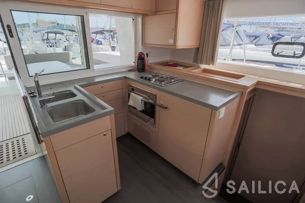 Lagoon 450  Flybridge - Yacht Charter Sailica