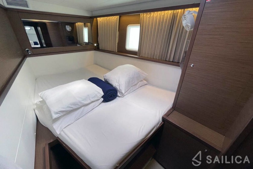 Lagoon 450  Flybridge - Yacht Charter Sailica