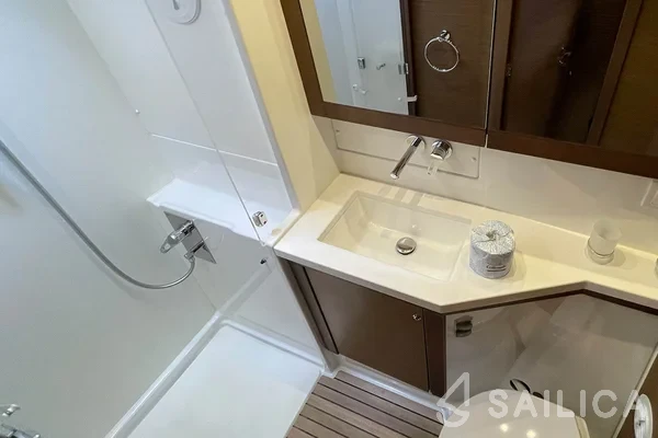 Lagoon 450  Flybridge - Yacht Charter Sailica