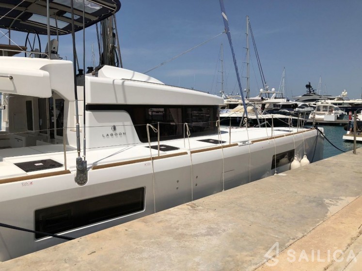 Lagoon 52F - Yacht Charter Sailica