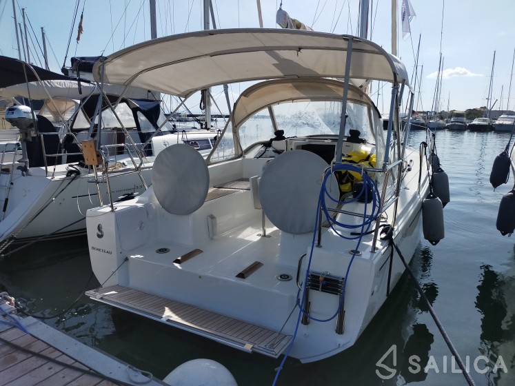 Oceanis 30.1 - Yacht Charter Sailica