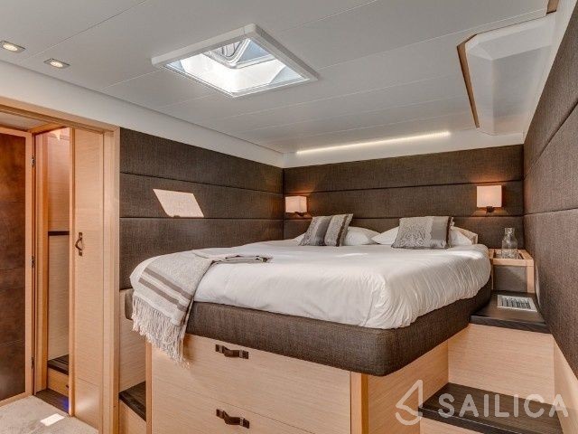 Moon Yacht 60 - Yacht Charter Sailica