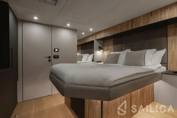 Moon Yacht 60 - Yacht Charter Sailica