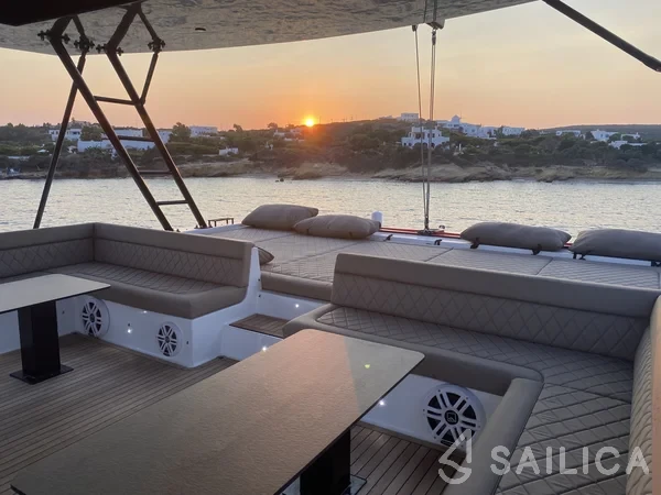 Moon Yacht 60 - Yacht Charter Sailica