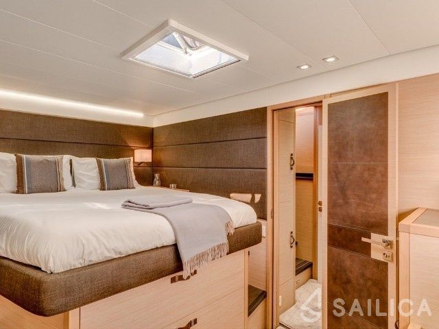 Moon Yacht 60 - Yacht Charter Sailica